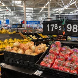 Albertsons, Dollar General can't match Walmart's grocery price edge