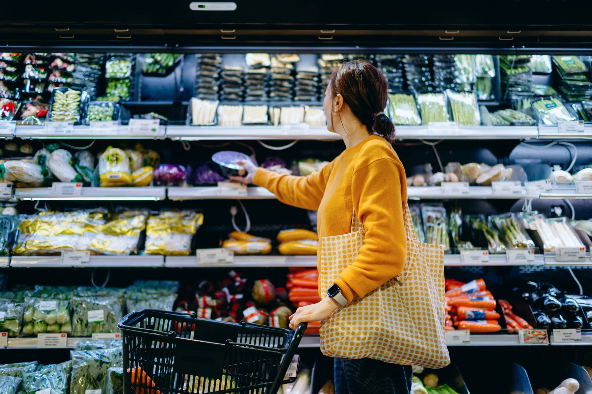 Skyrocketing gas prices can't stop U.S. holiday retail spending growth ...