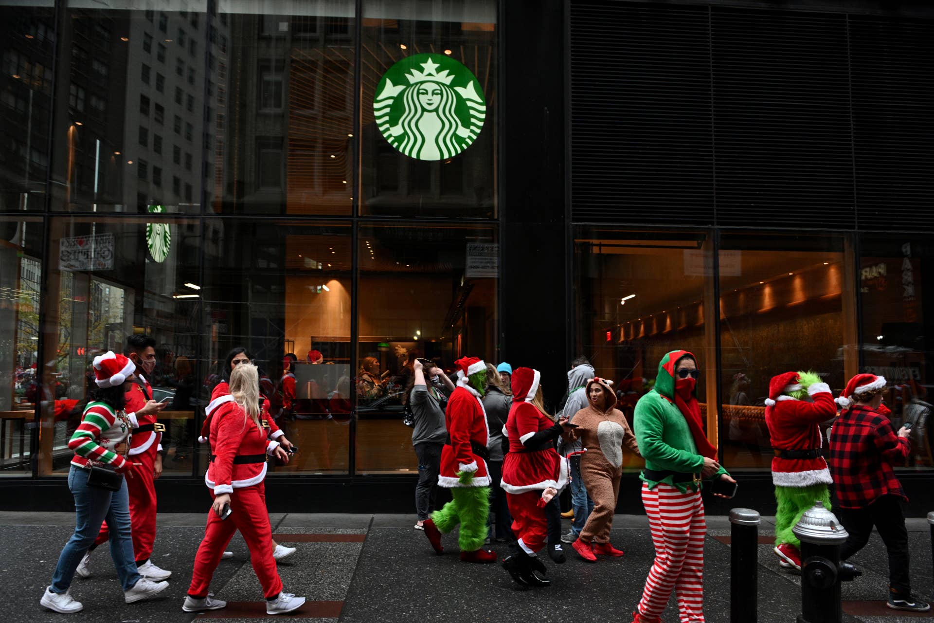 Starbucks Holiday Collectibles Drive $30-35 Price Point Surge | Seasonal Merchandise Opportunity for Amazon/Shopify Sellers