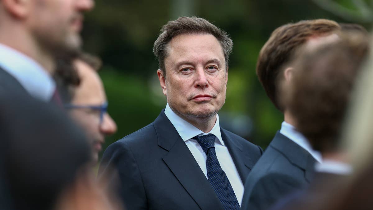 Elon Musk makes an odd new promise about the Tesla Roadster