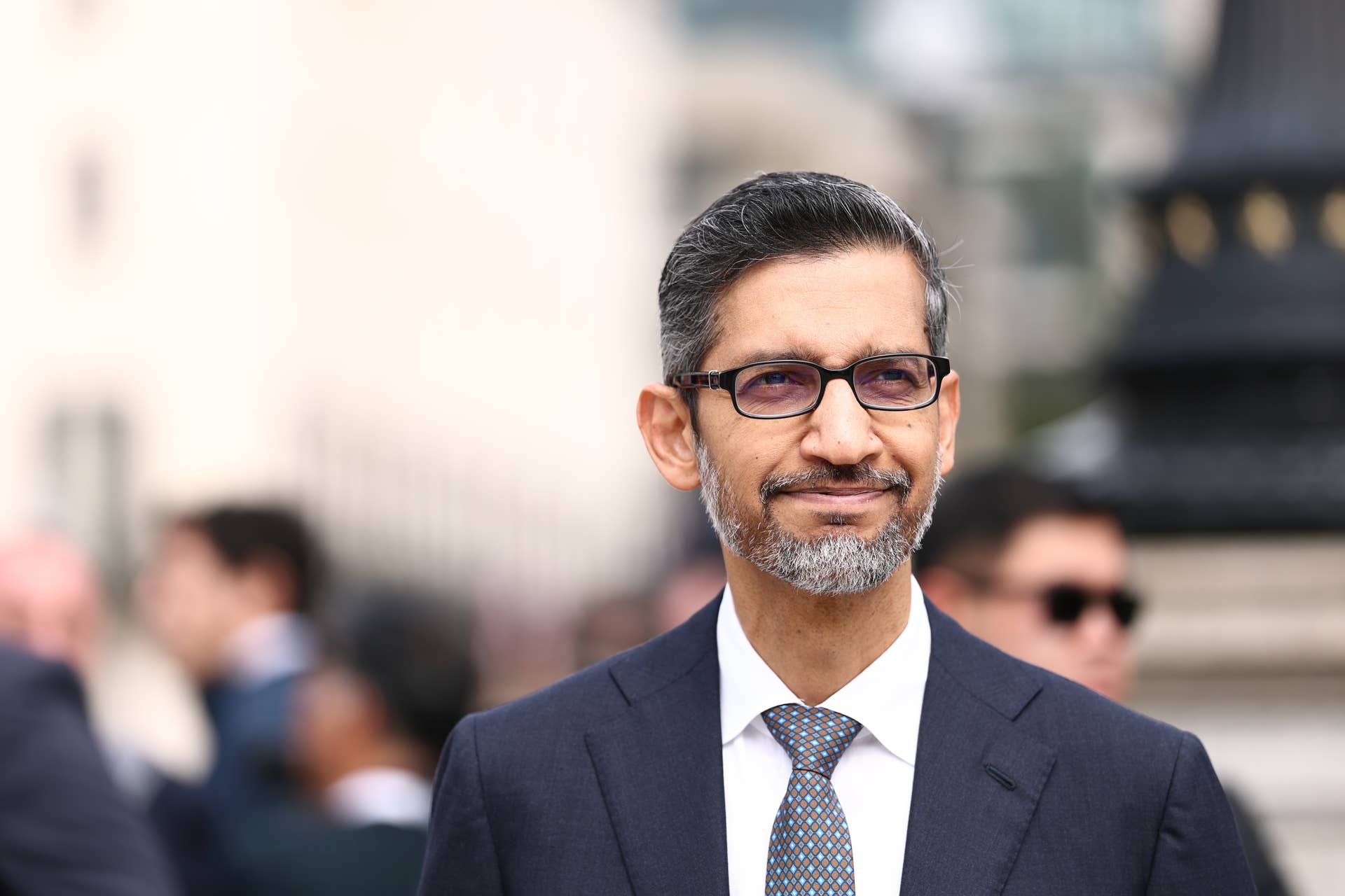 ساندار پیچای، مدیرعامل آلفابت، در یک رویداد در فضای باز