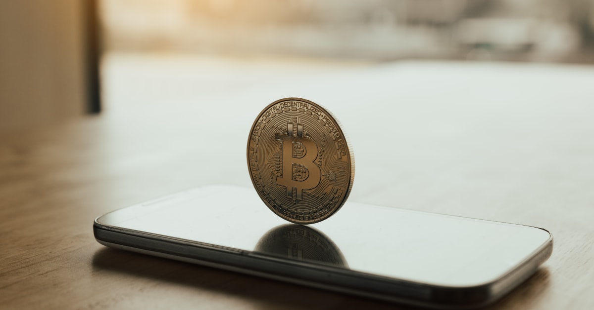 смартфон с уведомлением о криптовалюте на столе