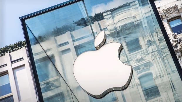 Apple Shares Rise on Slight Earnings, Revenue Beat -- Live Blog