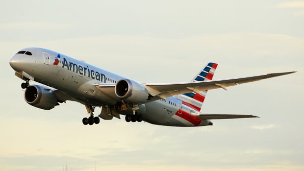 American Airlines Falls After Weaker Fourth-Quarter Outlook