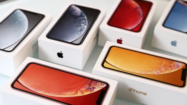 Apple Bruised By Weaker Outlook, iPhone Unit Sales Blackout, Despite Solid Q4