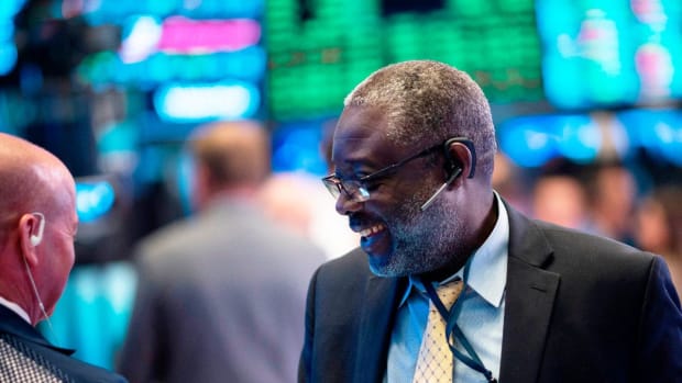 Stocks Post Solid Gains on Thaw in U.S.-China Trade War; Apple Surges