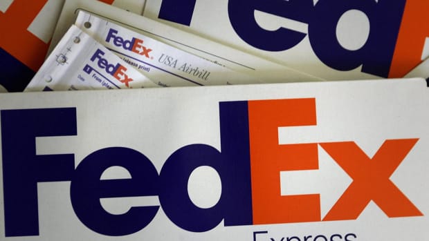 FedEx Shares Dive After Senior-Level Departure, Stock Downgrade