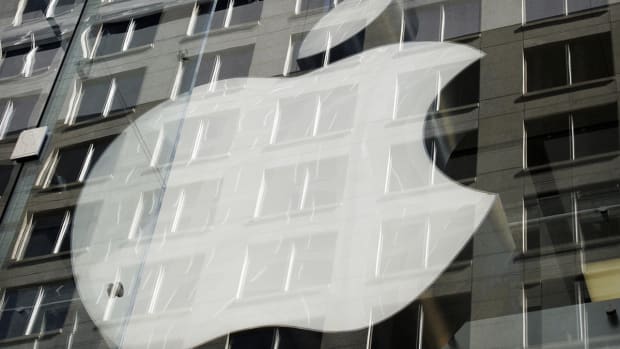 Apple Shares Face Pressure as December 15 Tariffs Loom