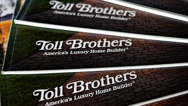 Toll Brothers Issues Uncertain Outlook as Orders Fall