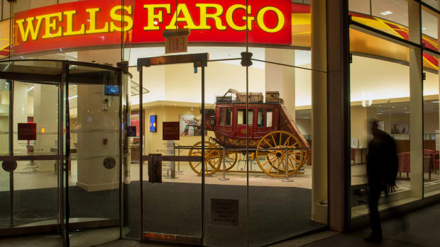 Wells Fargo Rises as Credit Suisse Says Scharf Was Right Choice as CEO