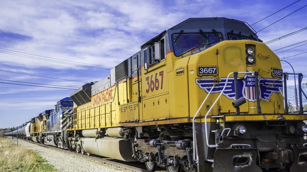 Union Pacific Shares Rise After Railroad Beats Earnings Estimates