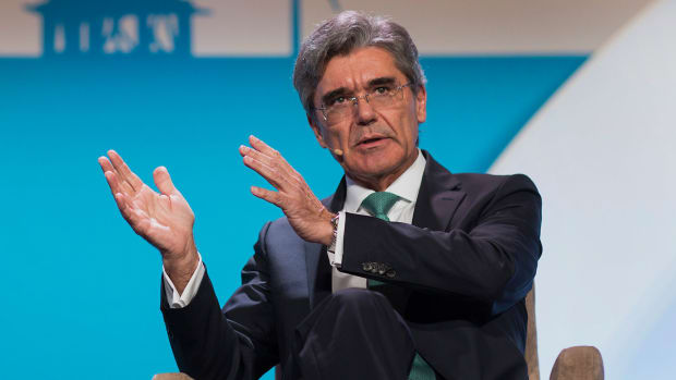Siemens Shares Slide as Earnings Signal Cracks in New Corporate Strategy