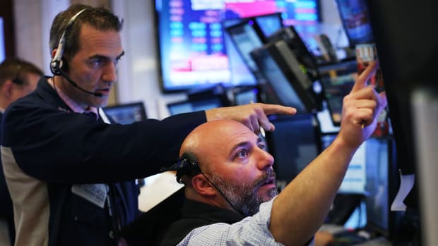 U.S. Stocks Extend Declines, Dow Tests 200-Day Moving Average, Amid Global Rout