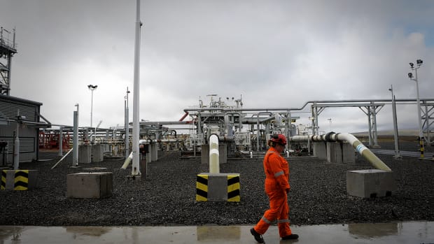 Total SA, Bluebird Bio, U.S. Silica Holdings: 'Mad Money' Lightning Round