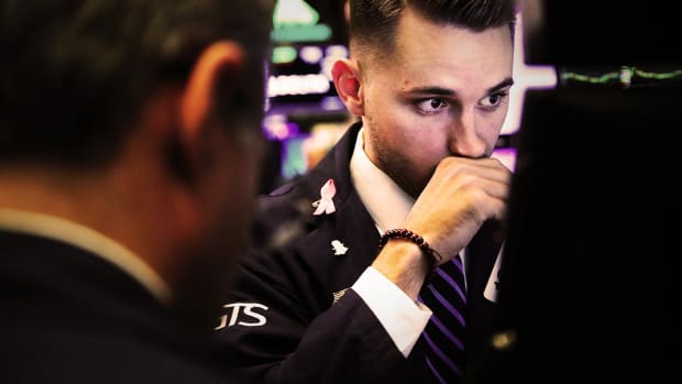 Dow Breaks Win Streak as Stocks Slide on China Uncertainty, Apple Outlook
