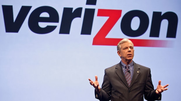 Verizon Beats Forecasts in Lowell McAdam's Swan Song as CEO