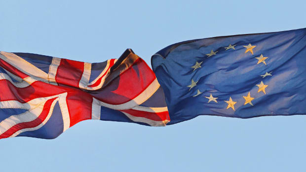 Pound Plummets After Brexit Minister Quits; PM May's Leadership in Question