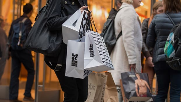 Pound Extends Decline as U.K. Retail Sales Notch Surprise January Slump