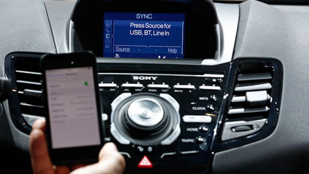 #DigitalSkeptic: Smartphones Could Make Buying Smart Car Dumb