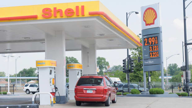 Jim Cramer Says Forgo Chevron and Exxon for Royal Dutch Shell