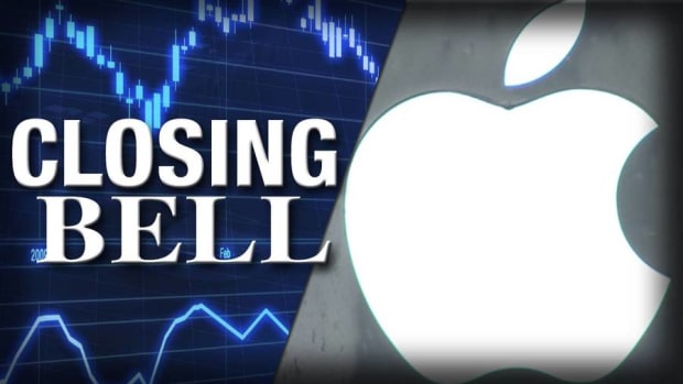Closing Bell: Apple Falls Ahead of Earnings; Fed Meeting Looms