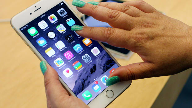 Apple's Likely Move to New Screens for Its iPhones Should Help These Three Companies