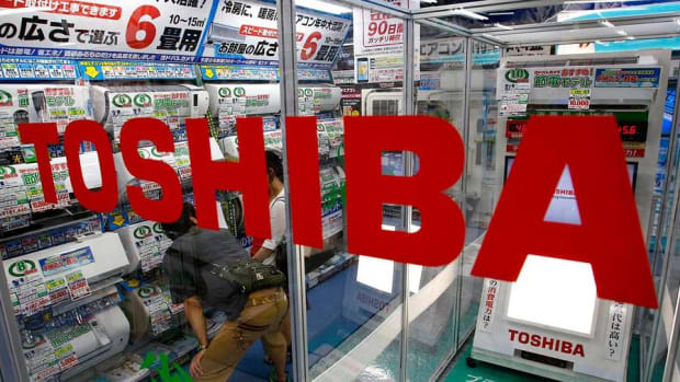 Toshiba CEO Steps Down, Apple Set to Report Results