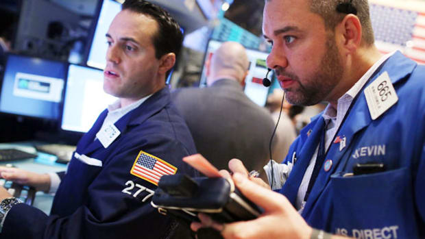 Market Hustle: Stock Futures Edge Lower as Jobless Claims Rise
