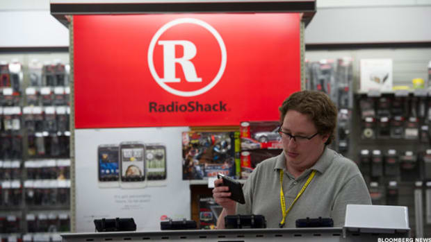 RadioShack's Earnings Miss Sees Sales Ebbing at Its Tired Stores