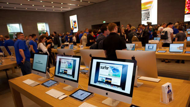 iPhones Change but Apple Stores Have Remained the Same Since 2001