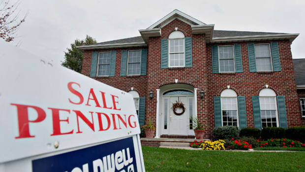 Pending Home Sales Edge Higher, Shy of Expectations
