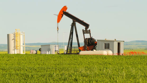 Kinder Morgan (KMI) Stock Lower on Declining Oil Prices