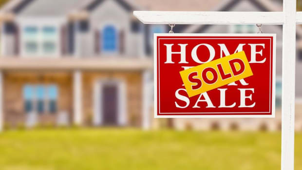 Midday Report: Strong Demand Boosts Pending Home Sales; U.S. Stocks Fluctuate