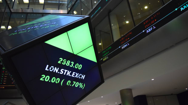 European Stocks Fall on Banking Weakness as Political Risk Returns