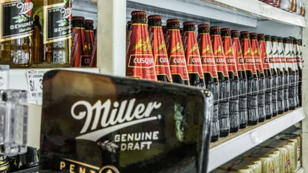 Closing Bell: SABMiller Backs InBev Bid; S&P 500 Near Records