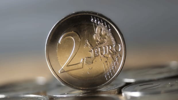 Euro Extends Gains After ECB Minutes Reveal QE Opposition