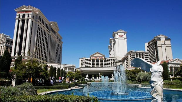 Caesars Shares Slide on Bankruptcy Ruling