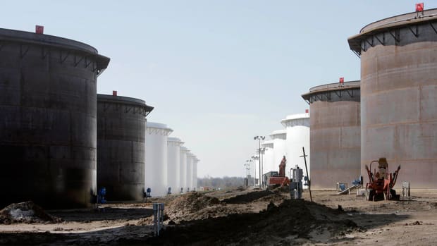 Oil Extends Gains Ahead of Key Data, Near the Highest Price This Year