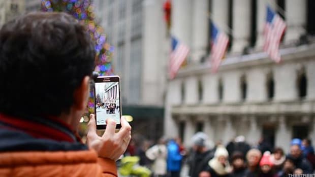 Stocks Fluctuate After Fed's Unanimous Decision to Hold Interest Rates Steady