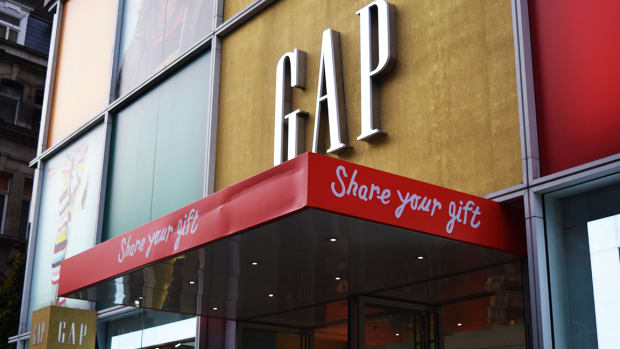 Dow and S&P 500 Pull Back Even as Retailers Rally