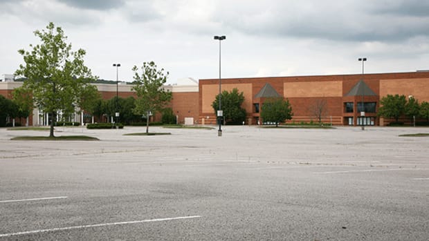 Warren Buffett's Friend Issued a Big Warning on Department Stores Days Before the Sector Collapsed