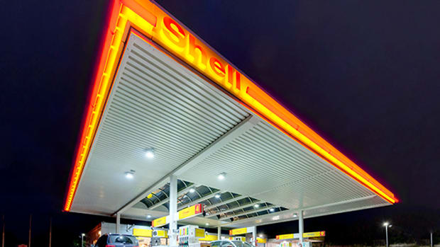Shell Boosts Cash Flow Forecasts, Scraps Script Dividend as Oil Prices Stabilize