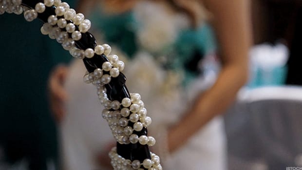 Tiffany Stock Drops, Trump Tower Weighs on Holiday Sales