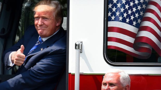 Like Rats Off a Sinking Ship, Bannon and Icahn Out at White House on Same Day