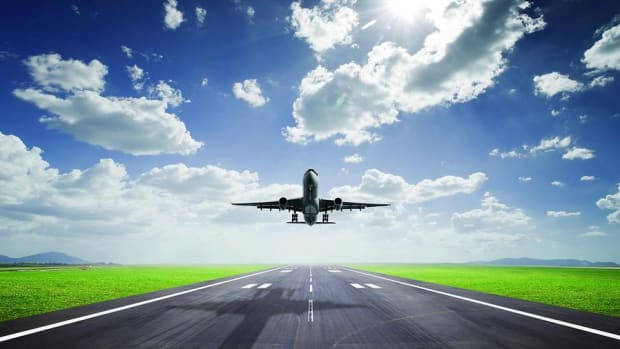 Jim Cramer Reveals When to Buy Airline Stocks