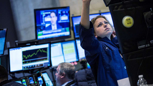 Dow on Track to Extend Record Run, Nasdaq Down in the Dumps