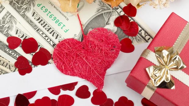How to Save Money on Valentine's Day
