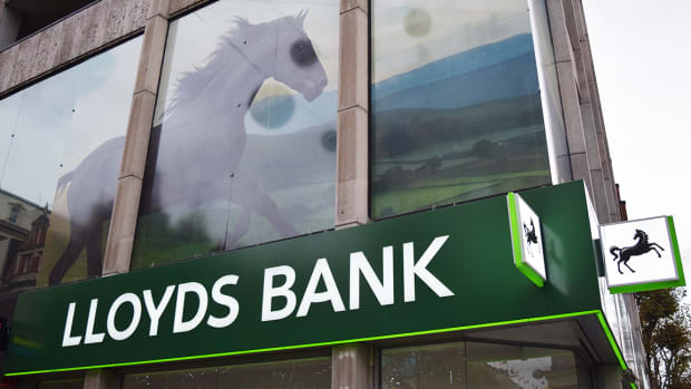 Lloyds Lifts Full-Year Guidance but Stock Still Falls