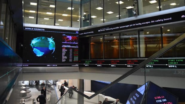 Global Financial News: Euro Nears Six-Month High