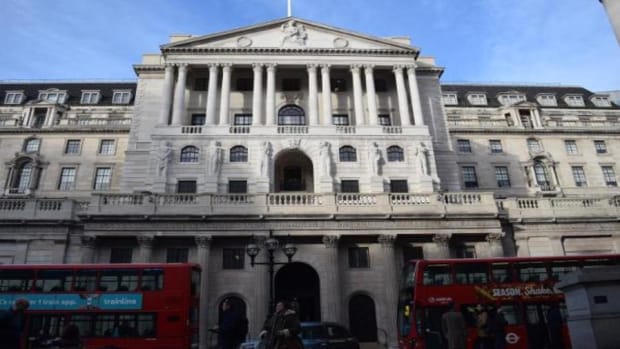 Bank of England Holds Rates Steady, Cautions on Wages